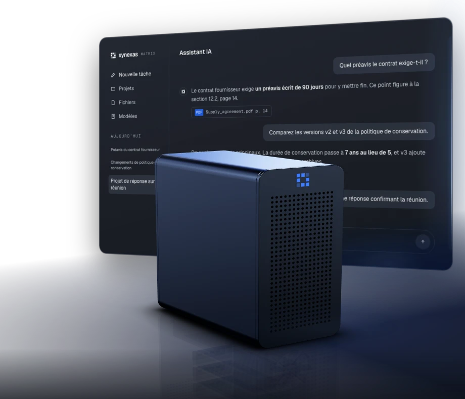 Le système Matrix, une tour graphite, devant l’assistant IA affiché à l’écran